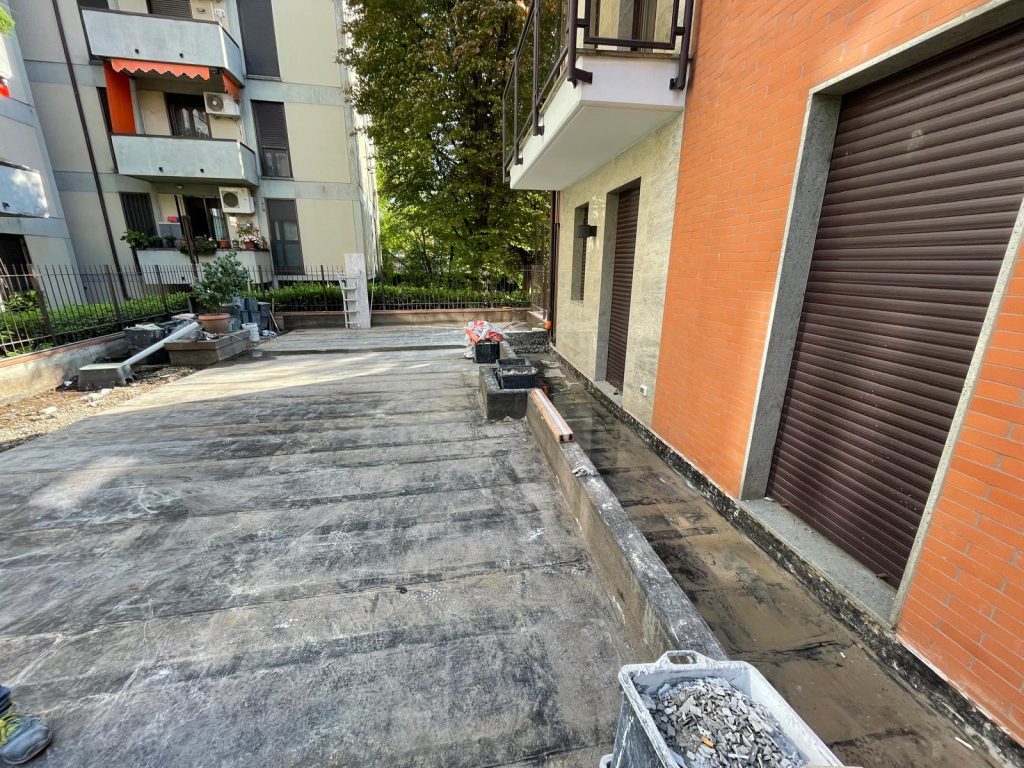 Cantiere del rifacimento del giardino condominiale, quartiere Ortica, Milano
